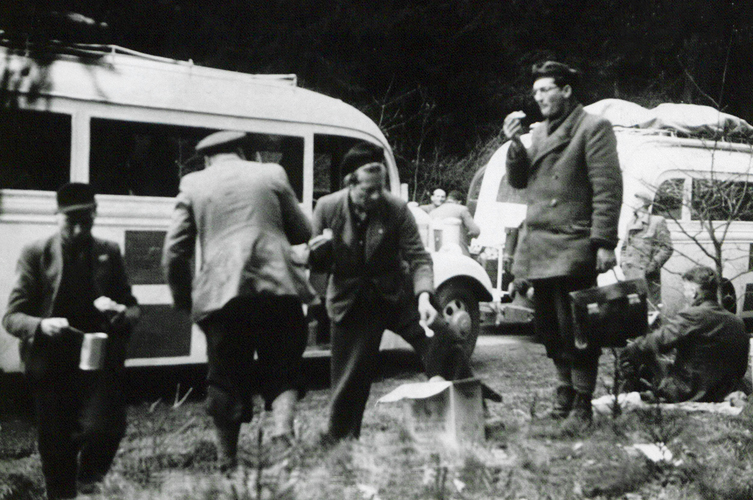 Kort rast i räddningsarbetet (danska bussar). Foto: ©Röda korsets arkiv.