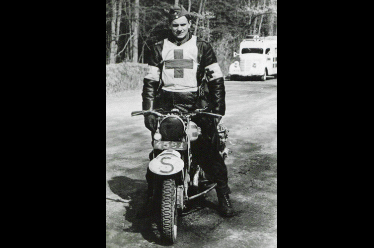 Svenske MC-föraren Sven Nilssson. Budbärare på motorcykel körde i förväg för att se till att vägarna var framkomliga. Foto: ©Röda korsets arkiv.
