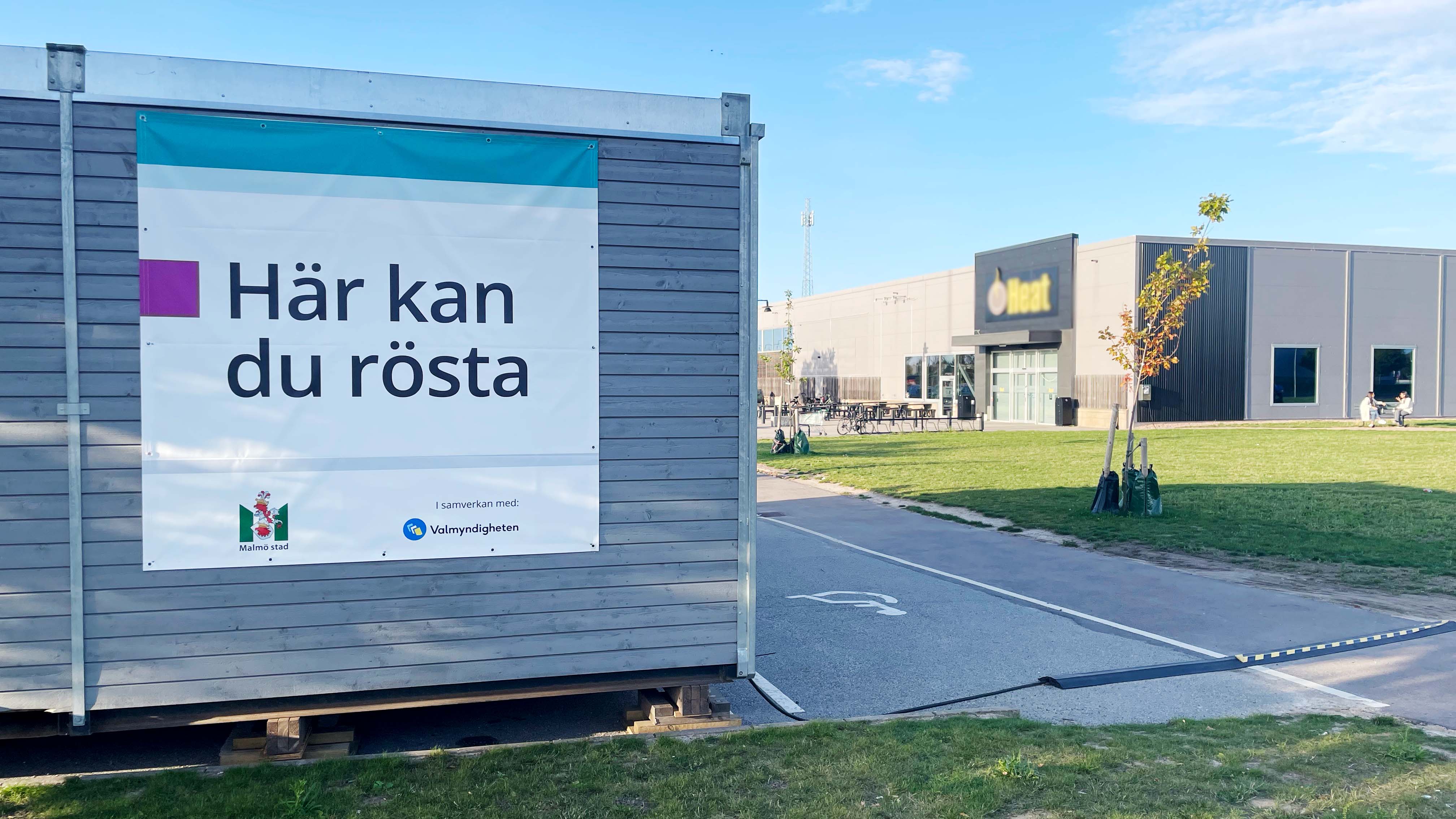 Ett hus. På en skylt står det Bunkeflobiblioteket.