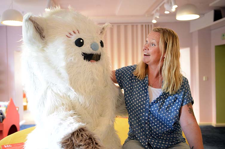 Kaninifiguren och Kristina tittar på varandra.