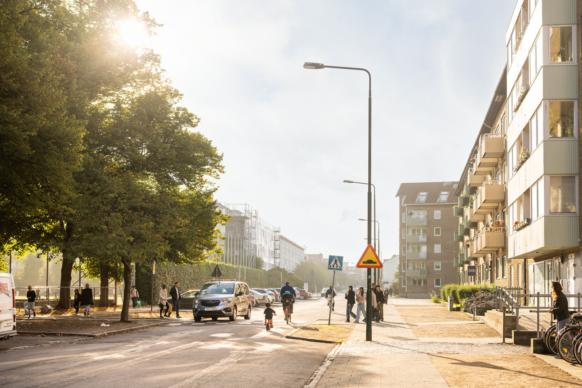 Gående, cyklister och biltrafik på Spånehusvägen en solig augustimorgon.