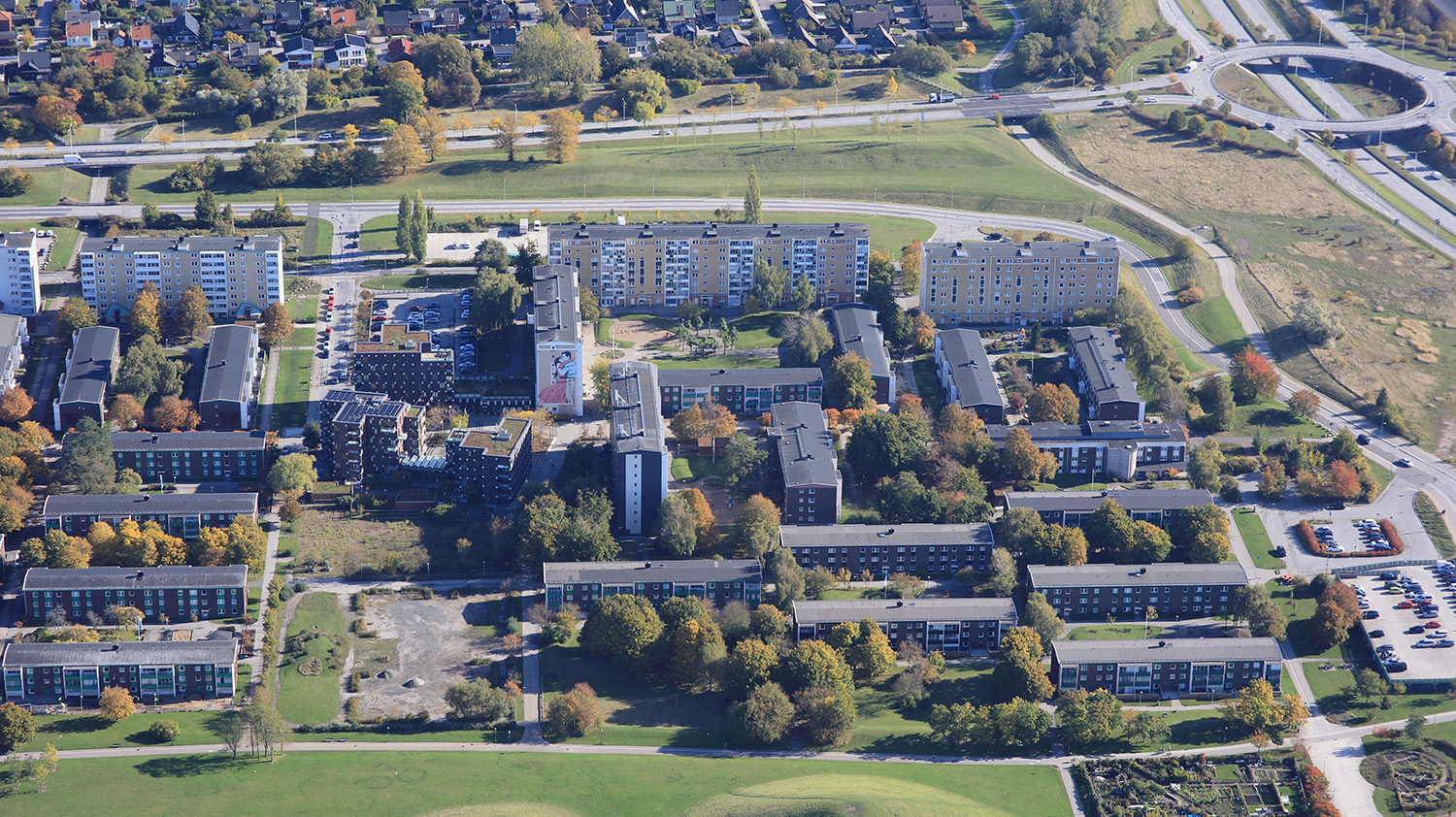 En flygbild över västra Holma där man ser hus och en park