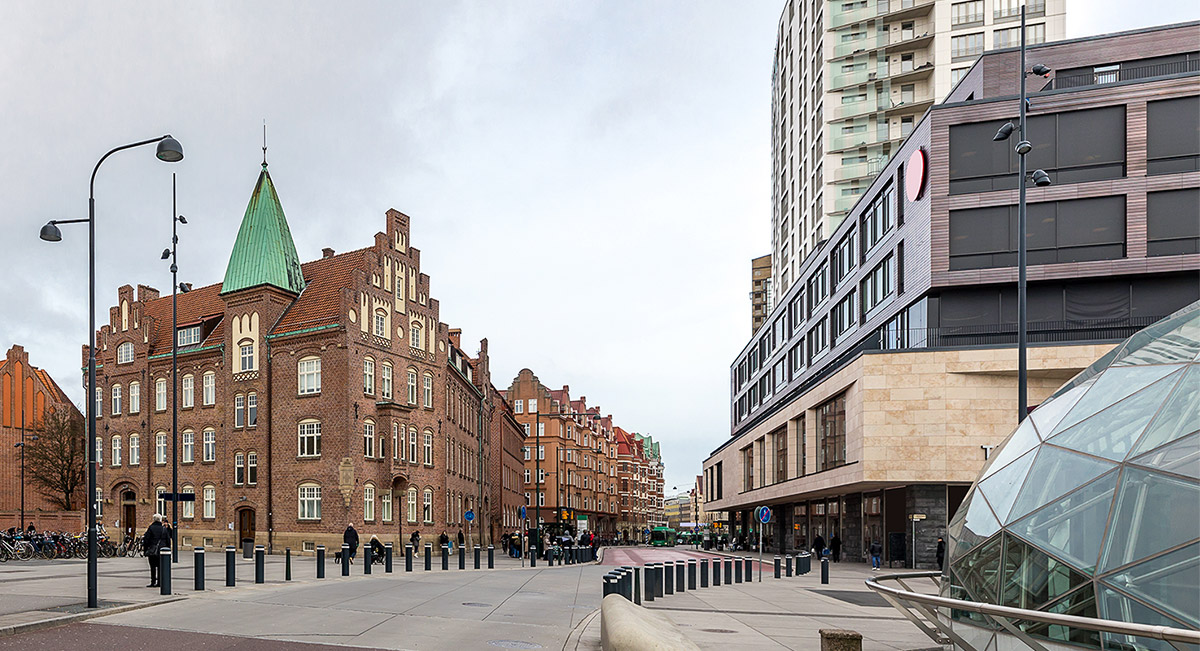 Malmö Magistratsgymnasium ligger bredvid Triangelns köpcentrum och tågstation Triangeln.
