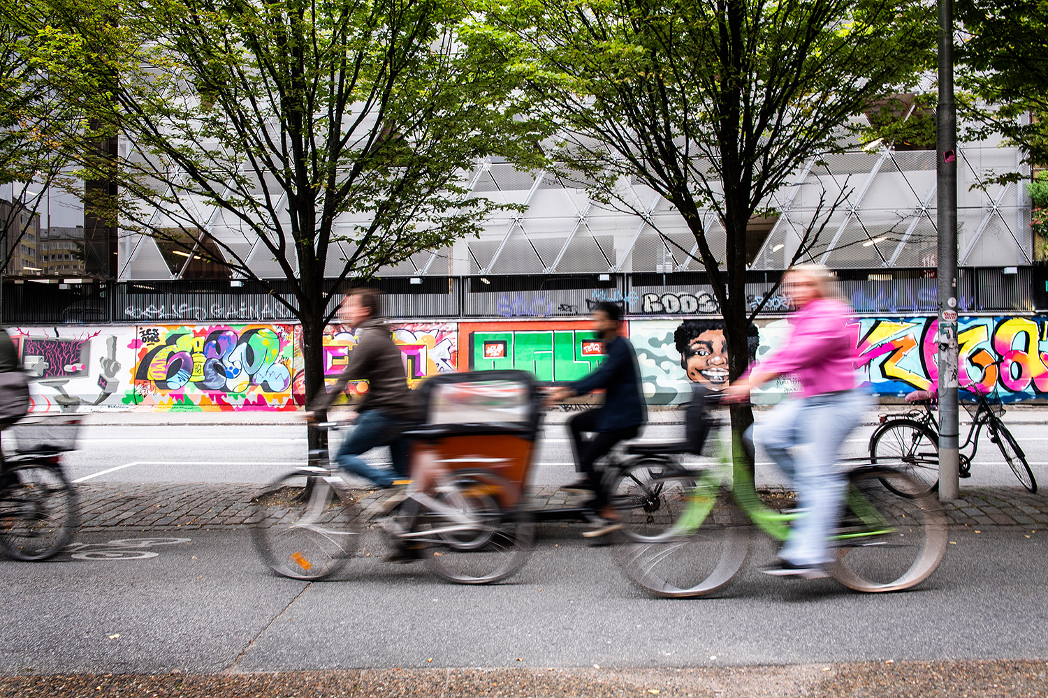 Människor cyklar i centrala Malmö