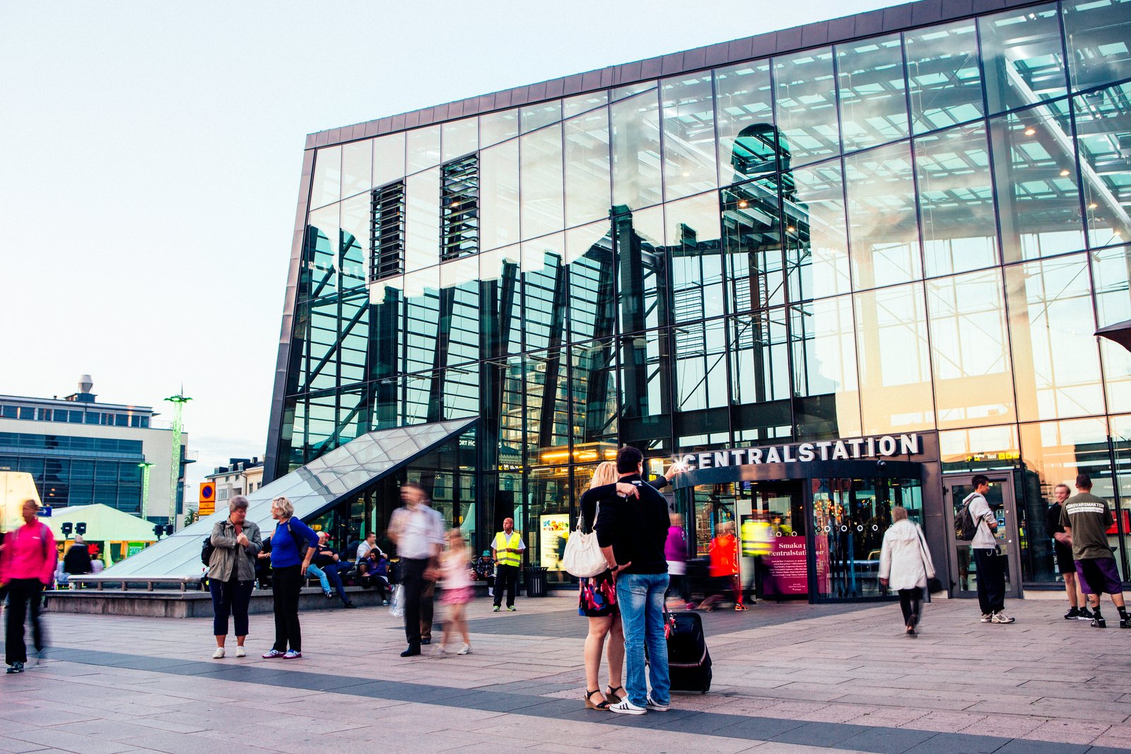 Människor framför ett Malmö centralstation i rörelse. 