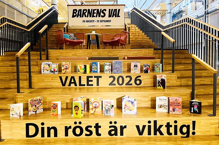 Trappa med böcker och information om Barnens val.