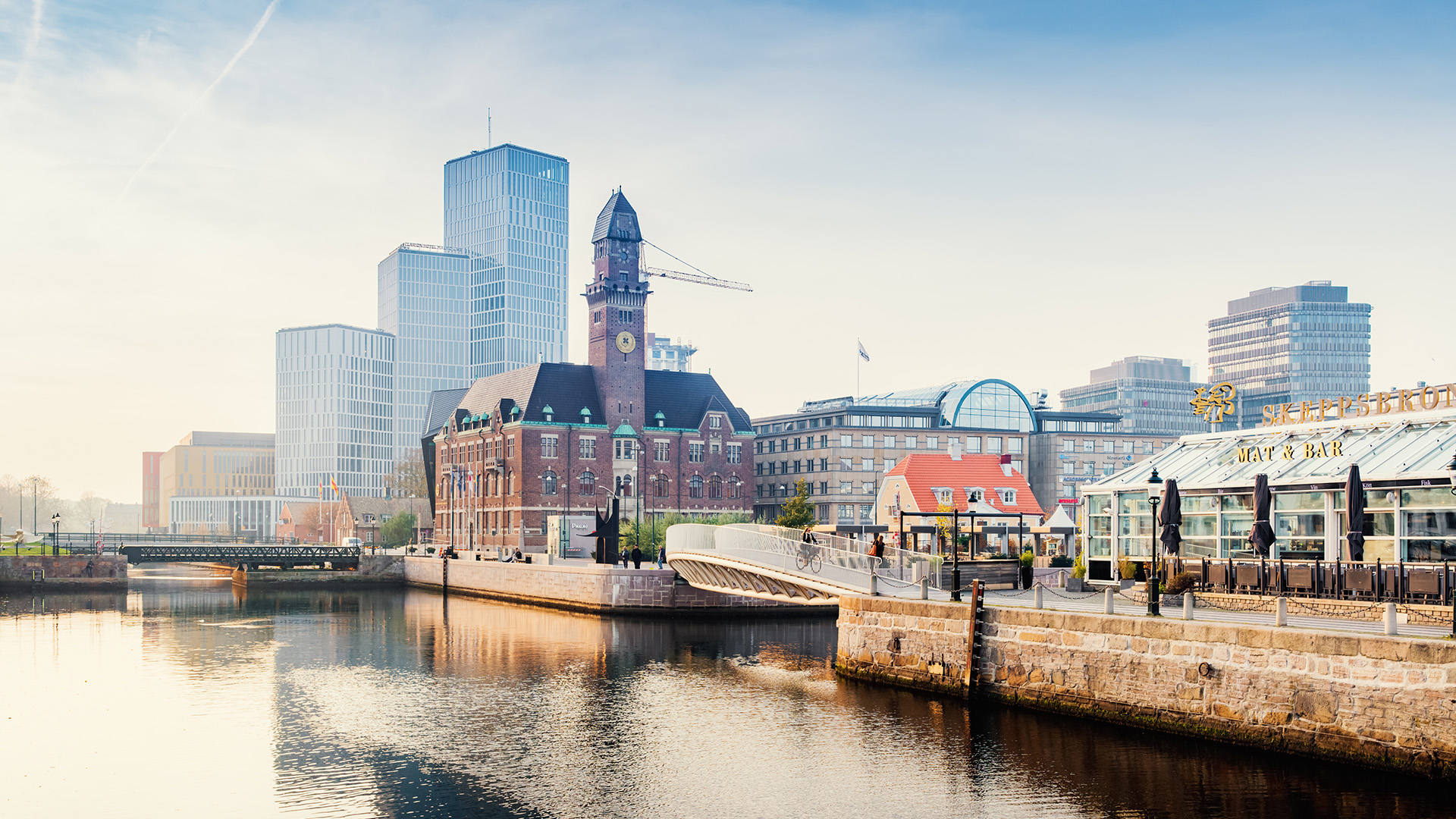 Malmö Live och kanalen i motljus.