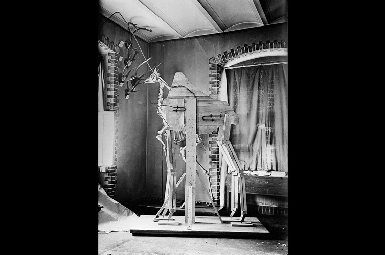 BIldspel med äldre fotografier som visar hur man byggde upp den uppstoppade giraffen bit för bit.