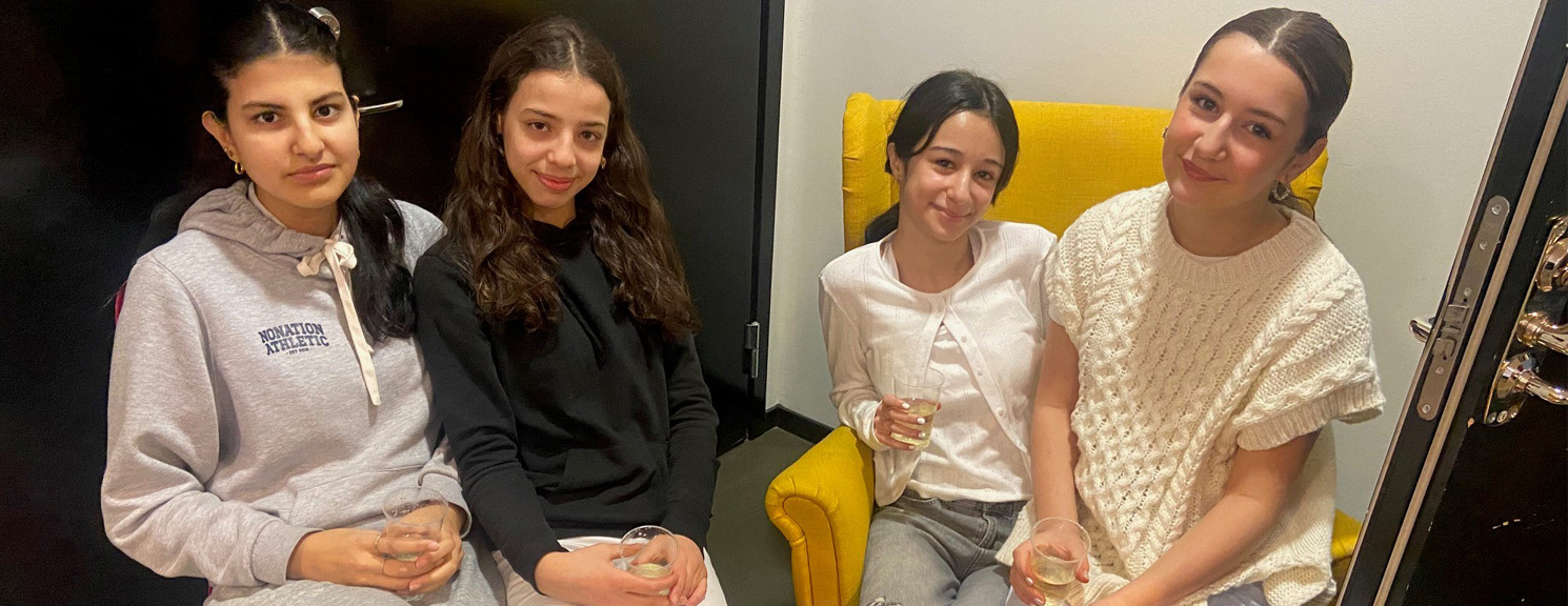 Raihana Majro, Mariam Alhelal, Daniela Messakayé och Amela Etemovic förminglade med cider och salta pinnar.