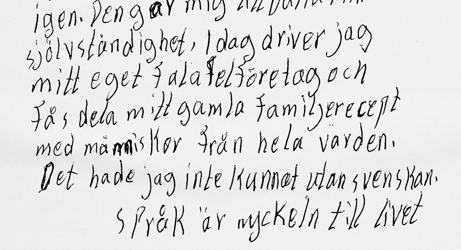 En handskriven text på svenska i närbild. Vit bakgrund.