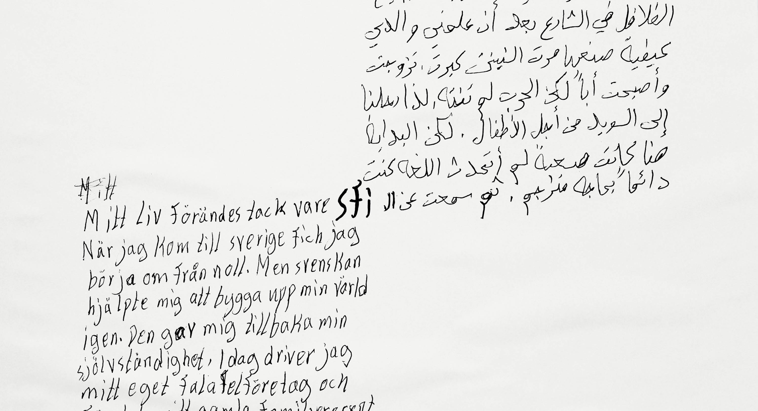 En handskriven text på arabiska möter en handskriven text på
svenska. I mitten syns ordet SFI. Vit bakgrund.