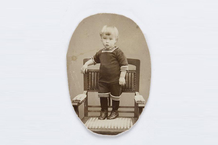Litet ovalt porträttfotografi av ett litet barn.