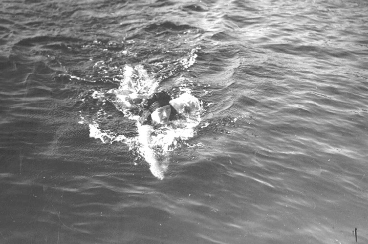 Äldre fotografi på simmaren Emmy Machnow i vattnet.