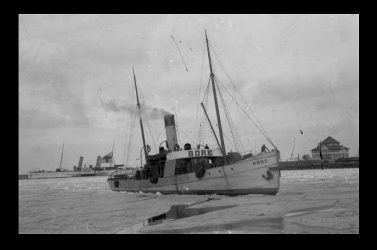 Äldre svartvitt fotografi av S/S Bore på havet.