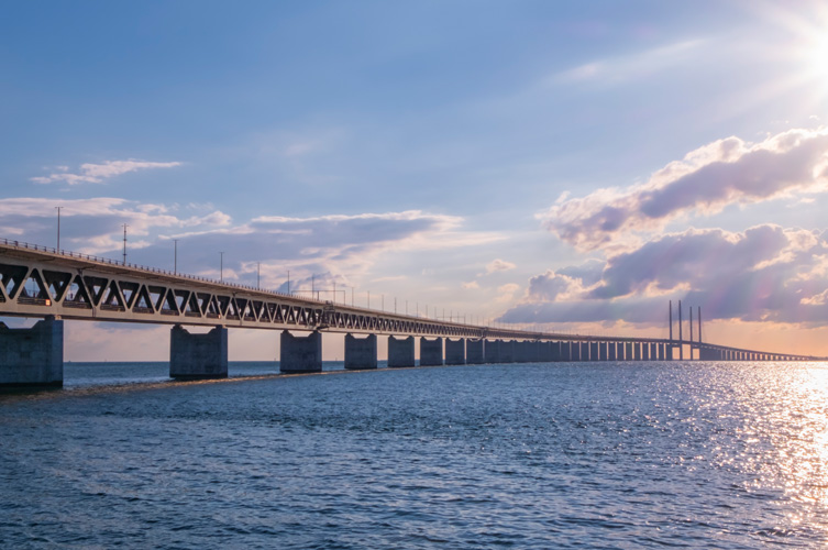 Öresundsbron mot en rosa och blå himmel.