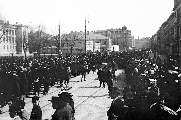 Äldre foto på folksamling vid en demonstration på Amiralsgatan.