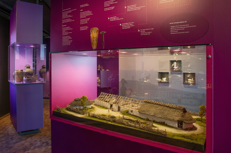 Föremål som hittats på platsen och kunskapen om just den här tiden hjälper oss att förstå hur huset har använts.