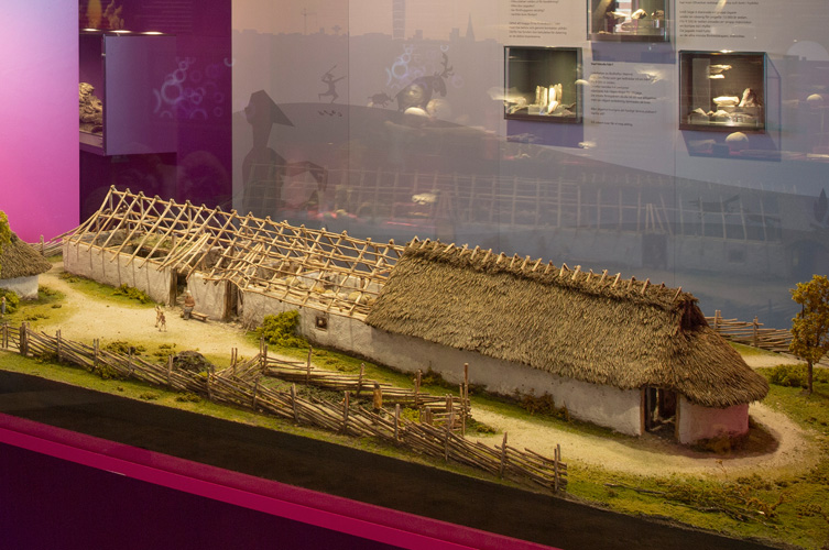 Såg gården i Lockarp ut såhär? För nästan 2000 år sedan byggdes ett 40 meter långt hus i ett område som idag kallas Lockarp i utkanten av Malmö. 