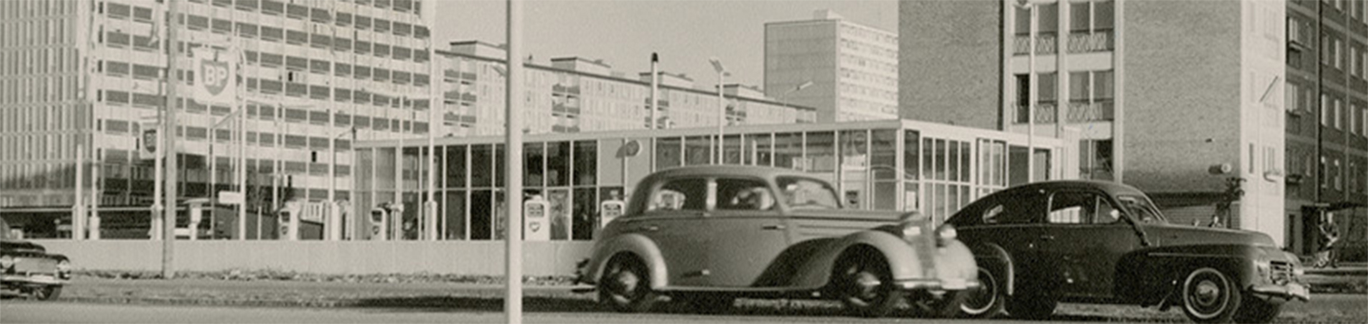 1950-talet. Lorensborg med bilar.