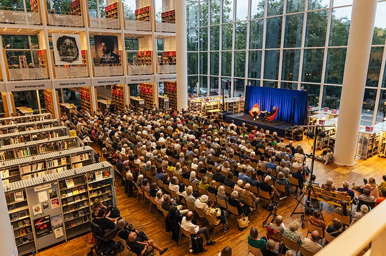 Publik och scen på Författarscenen med Patrik Svensson.