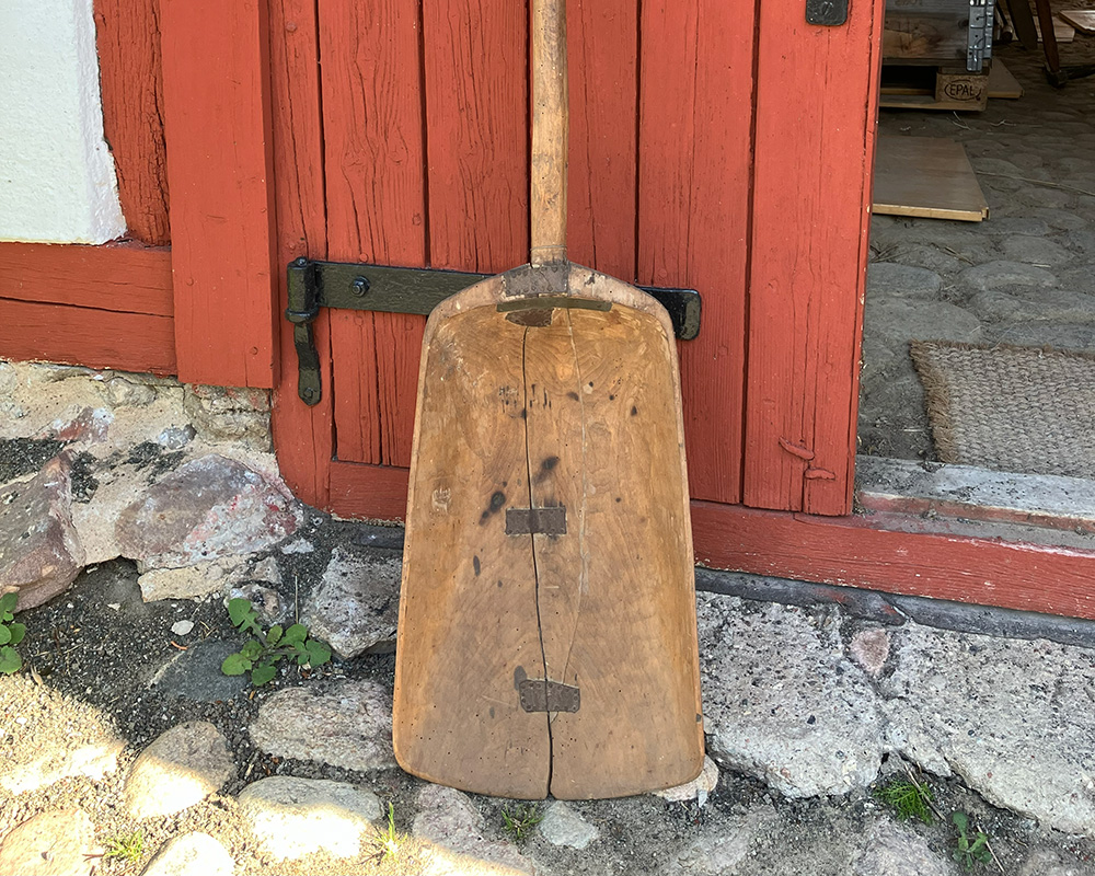 Fotografi på lagad spade i trä.