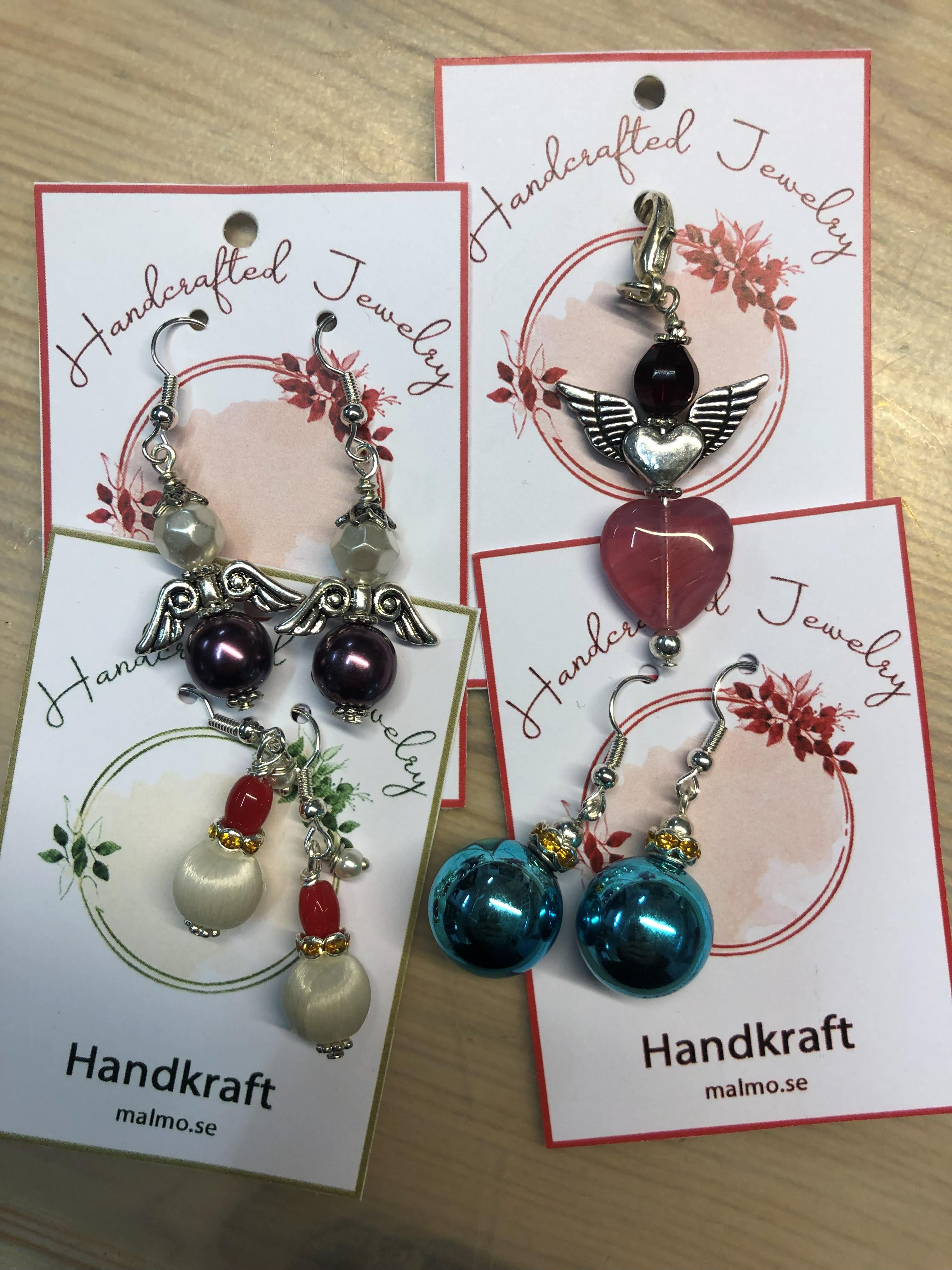 Smycken som är gjorda av Handkrafts deltagare.