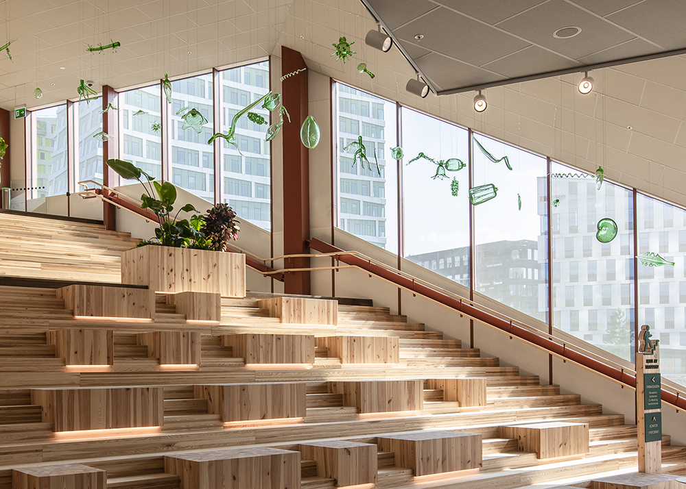 Skulpturen Elma Danielsson agiterar på sin plats omgiven av grönska i Rörsjöparken.