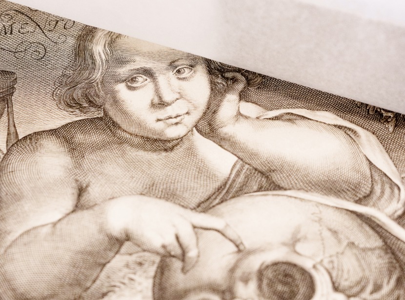 Verk
på Memento Mori av Simon de Passe, på bilden syns ett barn sittandes vid
ett bord med en vas av blommor, petandes på en döskalle.