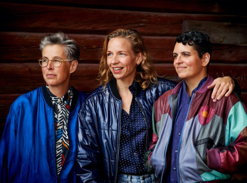 Porträtt på Konst- design & arkitekturgruppen MYCKET. Från vänster ser man