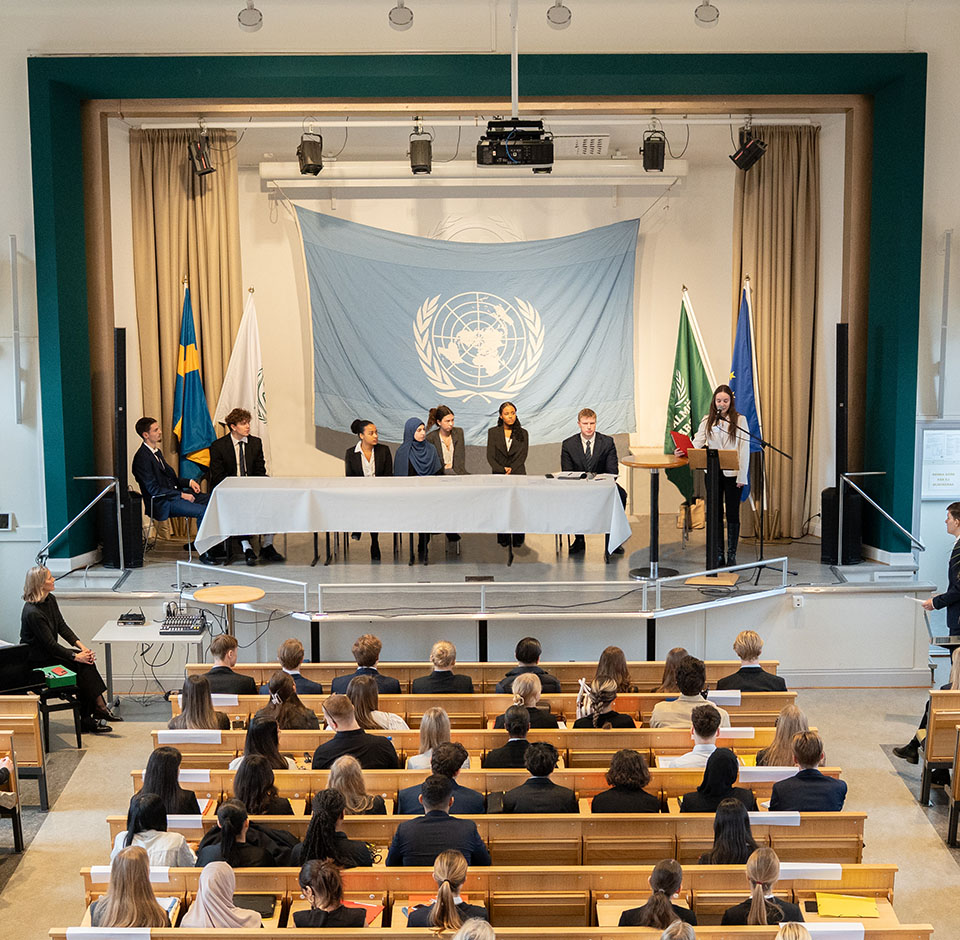 Elever från Model United Nations i aulan på Malmö Borgarskola
