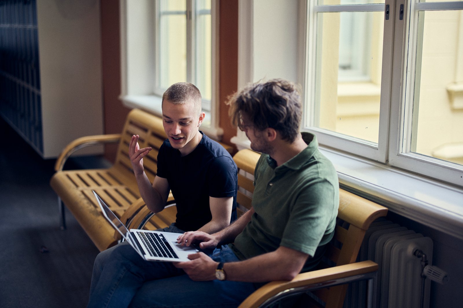 Elev och lärare pratar med varandra