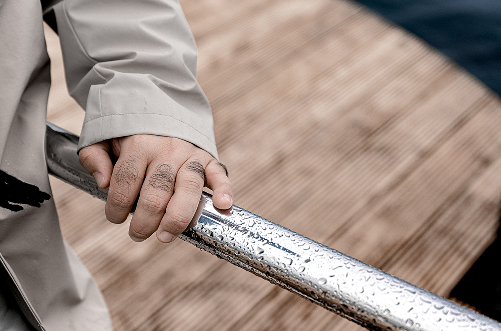 En hand på en metallstång