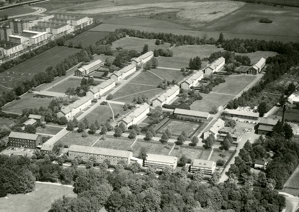 Flygbild över Östra sjukhuset med rader av byggnader och parkytor