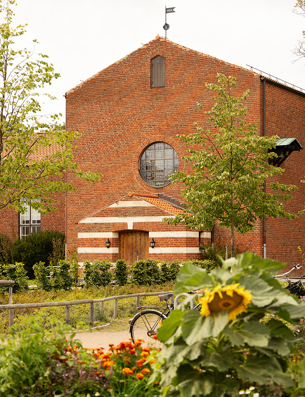 Backaskolans matsal med solrosor och andra blommor i förgrunden