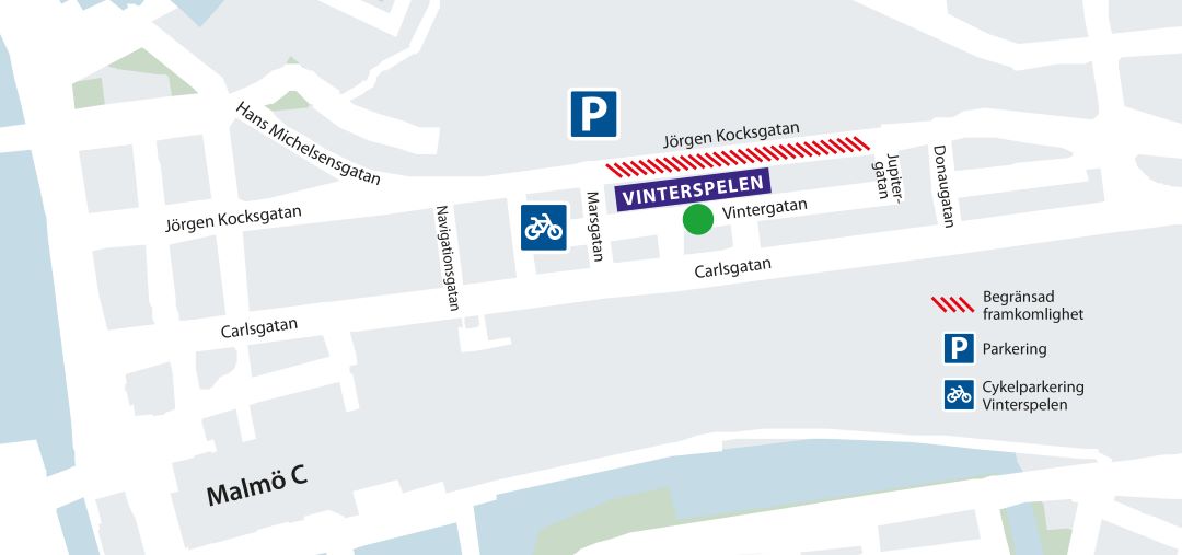 Bilden är en karta som visar var Vinterspelen äger rum. Entrén är vid en stor grön punkt på Vintergatan. På andra sidan Jörgen Kocksgatan finns en symbol för bilparkering. På Marsgatan mitt emot Vinterspelens entré finns en symbol för cykelparkering där du kan ställa din cykel. Det streckade fältet på Jörgen Kocksgatan visar där det råder begränsad framkomlighet.