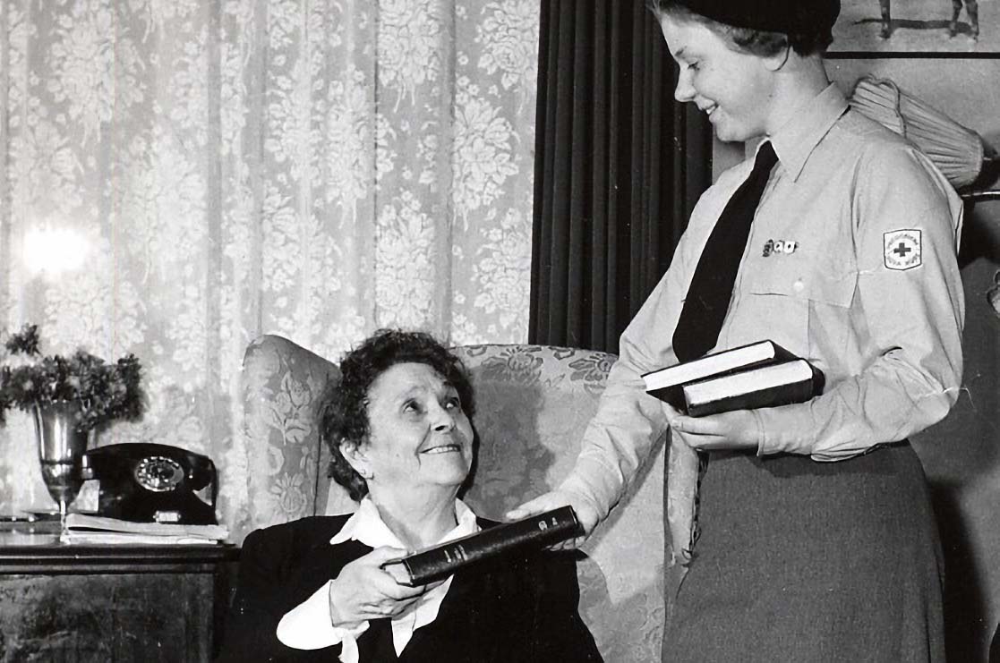 Boken kommer på hembesök på 1950-tal.