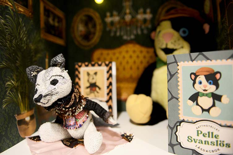 Herr Krås och Pelle Svanslös är två av katterna på hotellet.