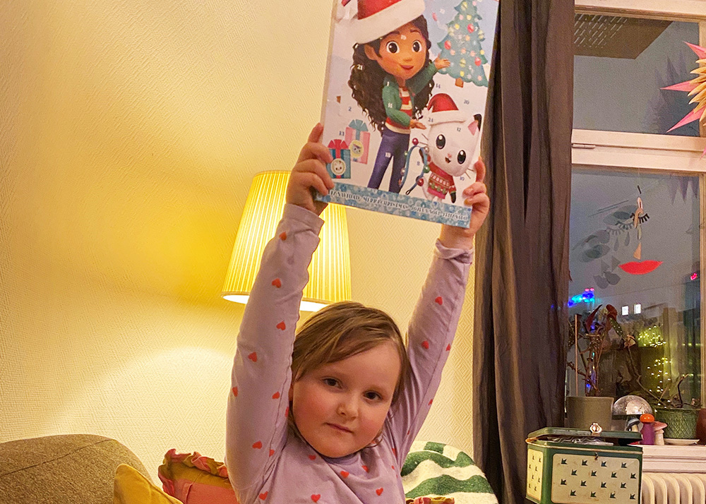 Fotografi på barn som håller upp en adventskalender.