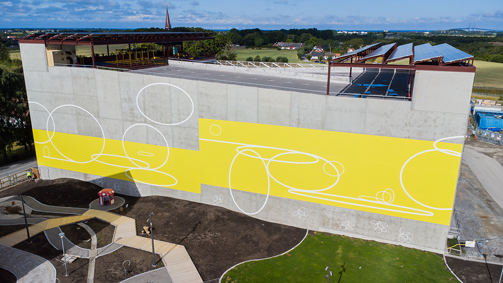 Verket "Följ Tråden" sett snett uppifrån.