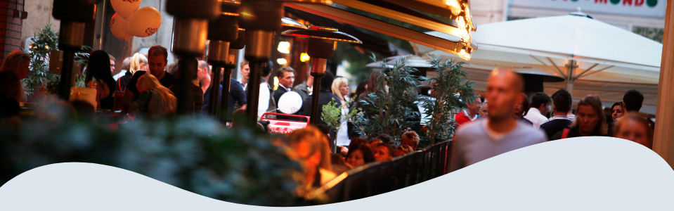 Ett myller av personer på uteserveringar vid Lilla Torg i Malmö.