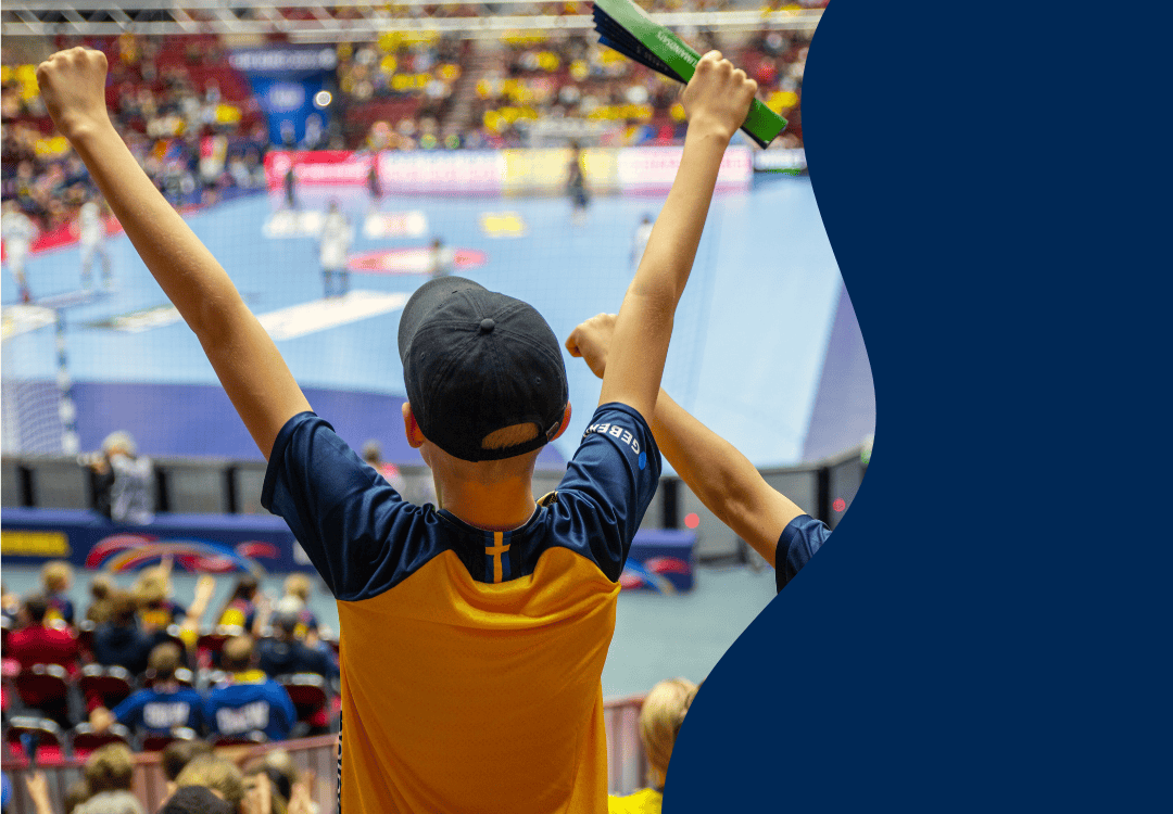 Foto på två unga personer som hejar på Sveriges landslag i handbolls-VM 2023.