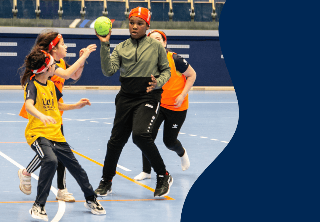 Foto på barn som spelar handboll.