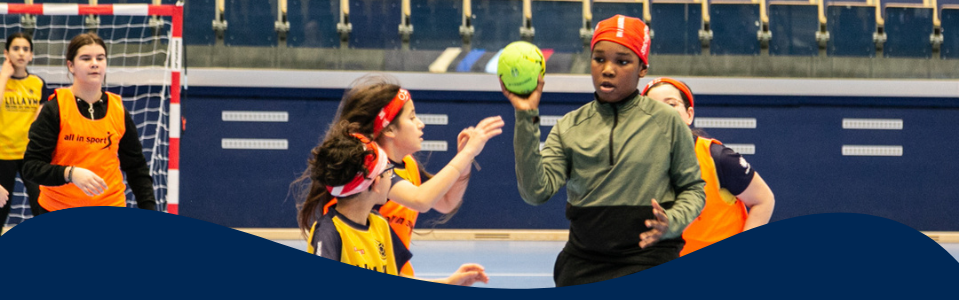 Foto på barn som spelar handboll.