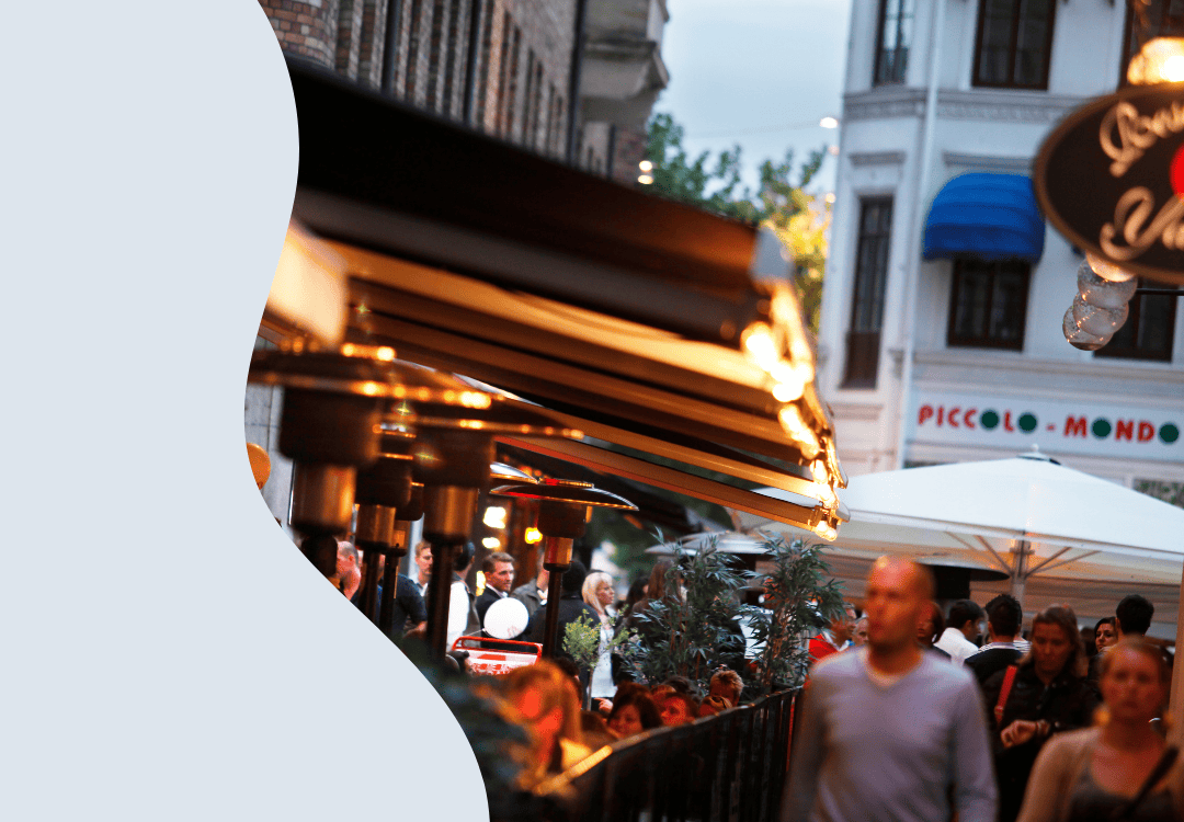 Ett myller av personer på uteserveringar vid Lilla Torg i Malmö.