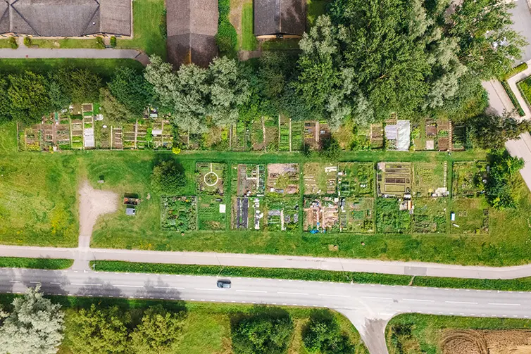 Flygbild som visar Stenåkers odlingsområde från luften.