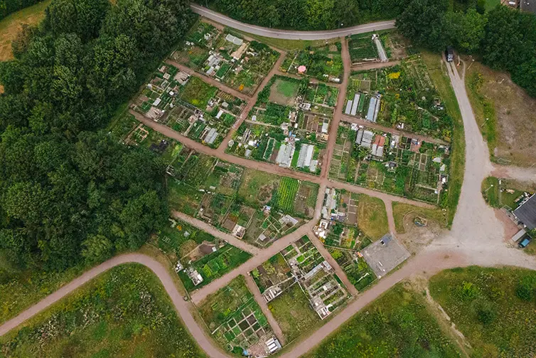 Flygbild som visar hela Vårsångens odlingsområde från luften.
