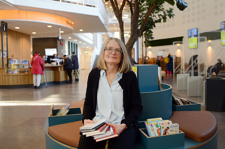 Anna i entrén på Stadsbiblioteket.