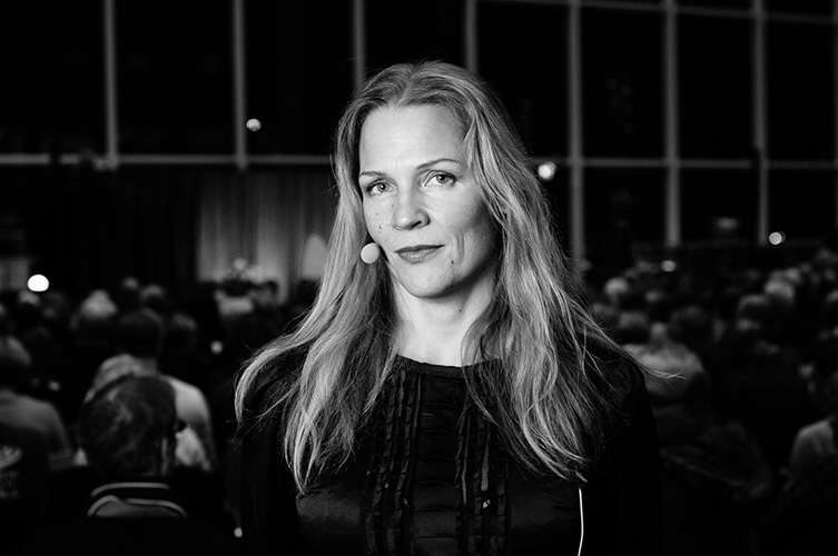 Porträtt på Åsne Seierstad på Stadsbiblioteket.