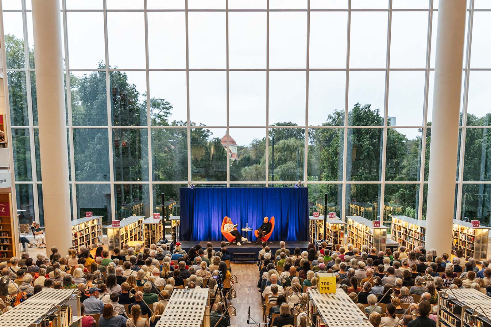 Samtal med stor publik på Författarscenen i Ljusets kalender på Stadsbibliblioteket.