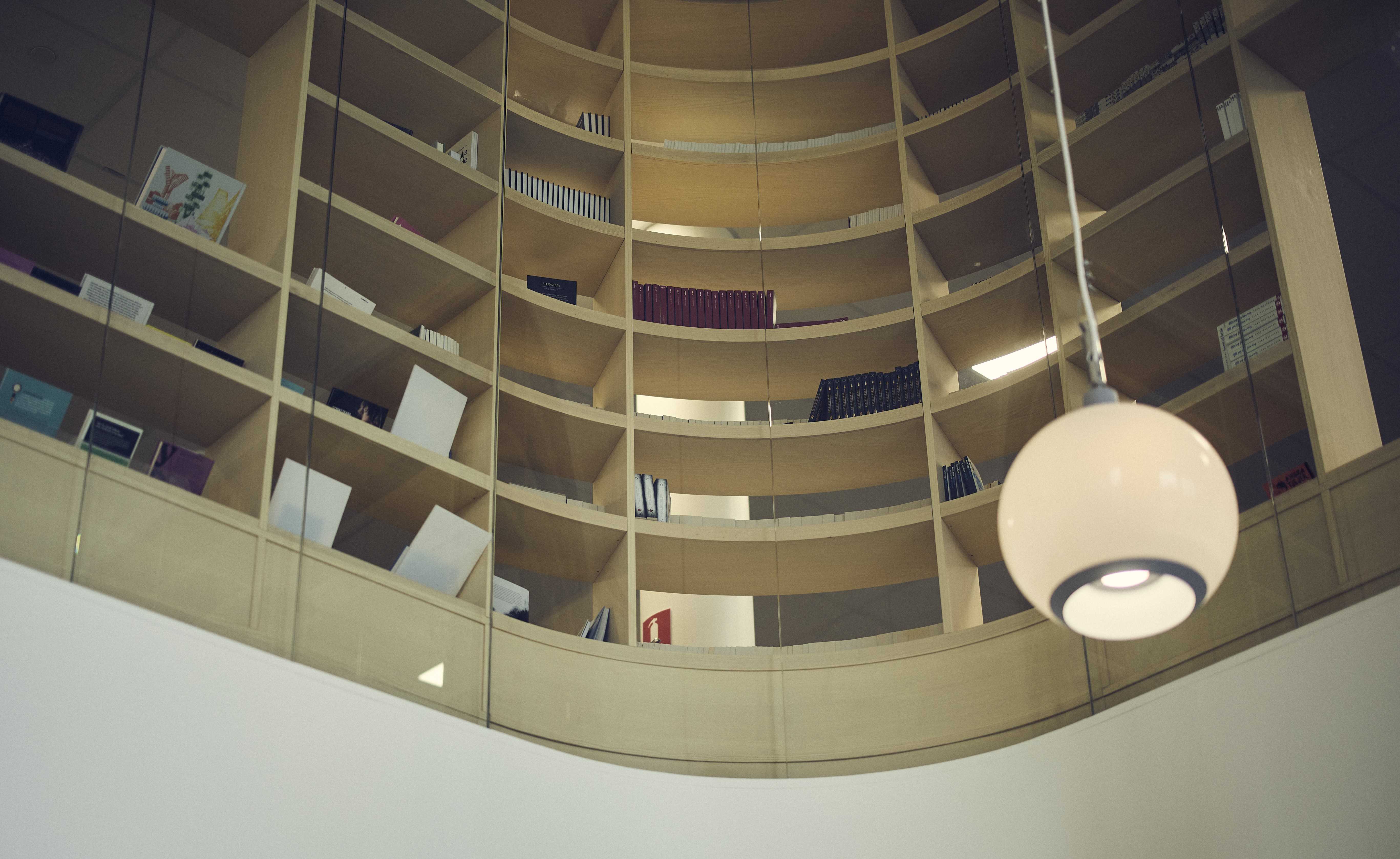 En glad kille sitter i trappan.